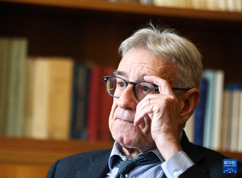 4月23日，在意大利罗马，奥利维耶罗&middot;迪利贝托教授在办公室接受新华社记者专访。新华社记者 李京 摄