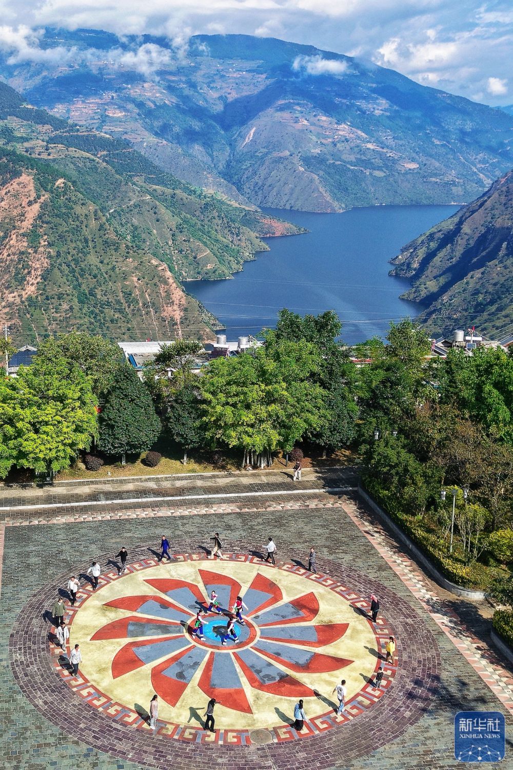 ↑ 10&#2637631日，小湾东镇居民在澜沧江畔的移民广场休闲（无人机照片）。
