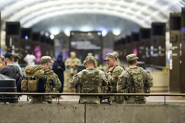资料图:美国国民警卫队成员在地铁站内巡逻