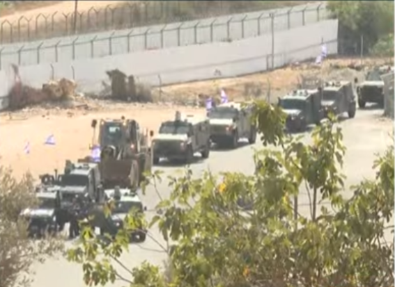 10月13日,载有巴勒斯坦被扣押人员的车队驶离以色列南部监狱。