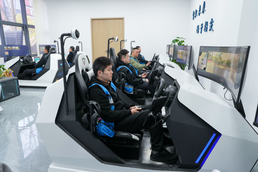 3月31日,在无锡市智驾运营服务中心远控中心,安全员在远程监控无人驾驶小巴车的运行情况。