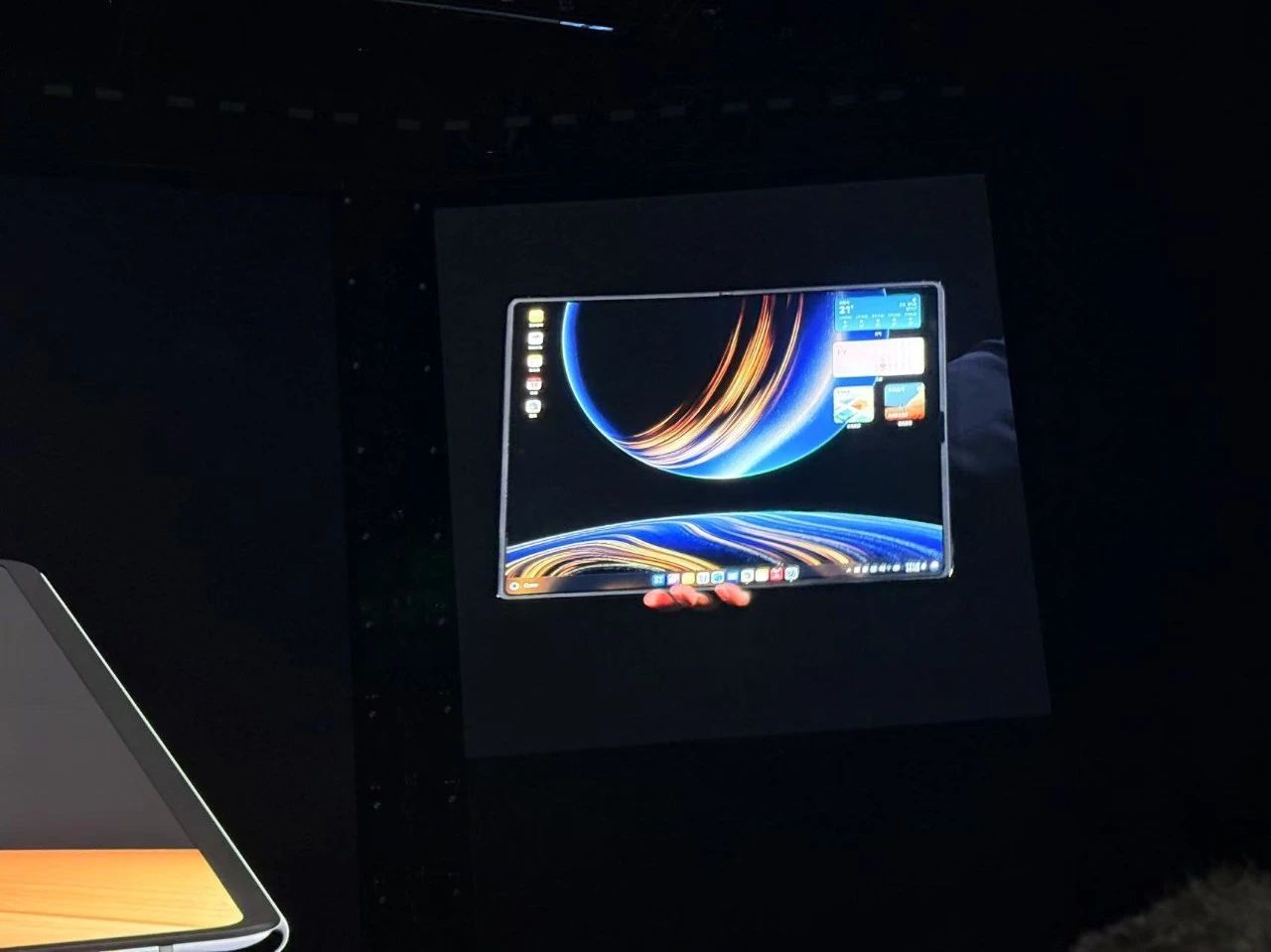 华为折叠电脑发布:18 英寸折叠屏,可以折叠带走的鸿蒙一体机