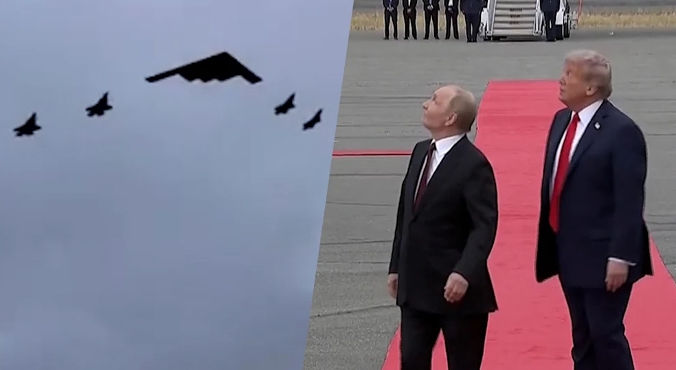 在两国领导人头顶低空通场的美方B-2轰炸机和F-35战斗机