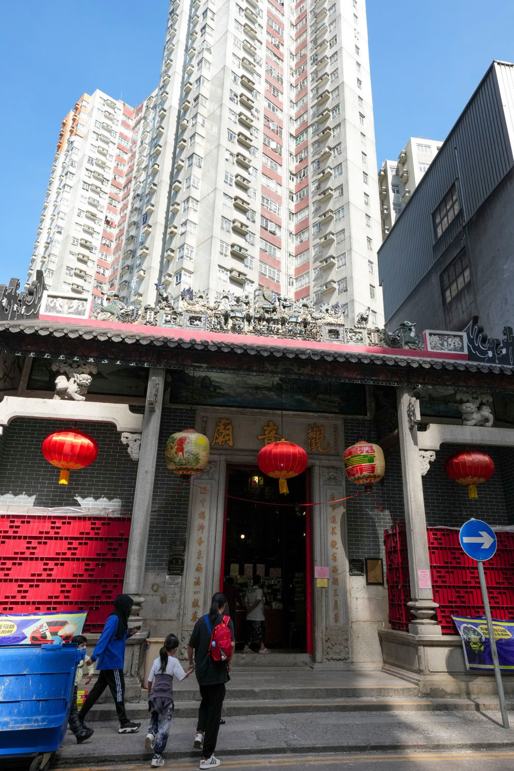 11月12日，在香港的观音庙屋顶上，立着鳌鱼的雕塑。新华社记者 吴鲁 摄