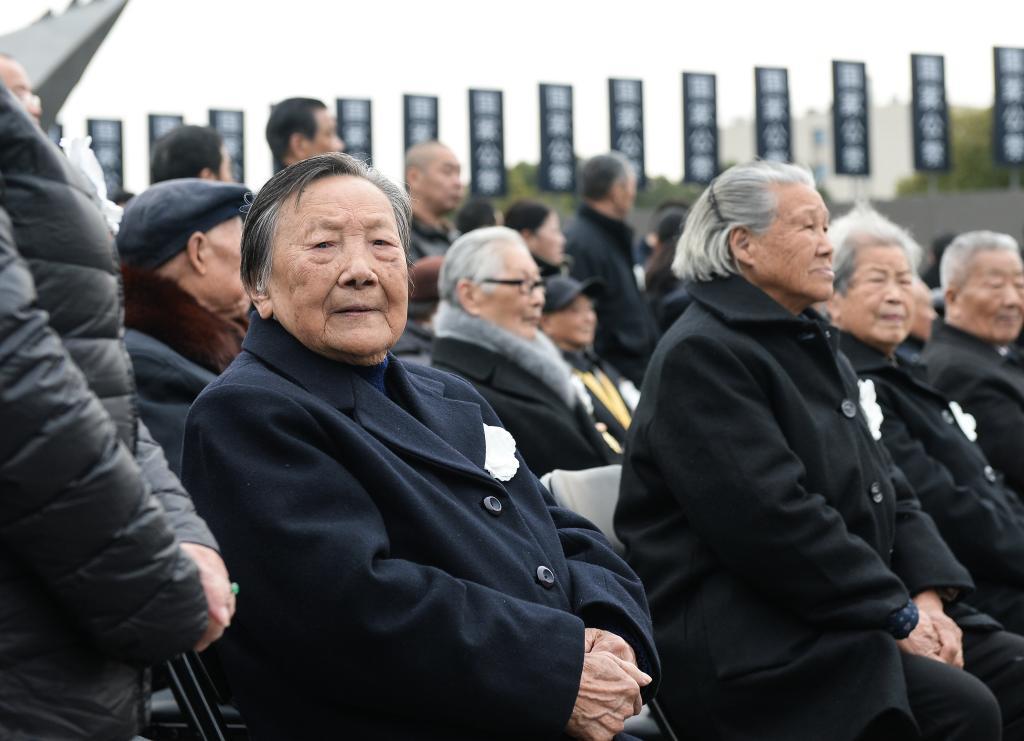 ↑2017年12月13日，夏淑琴（左一）在南京大屠杀死难者国家公祭仪式现场。