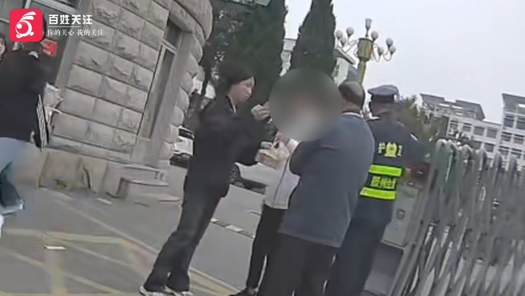 高校門口抓現行!男子偷拿外賣辯稱是外賣自己的,下一秒正主現身