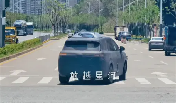 搭载灵鸢车载无人机!新款腾势N8实车曝光:预计年内发布