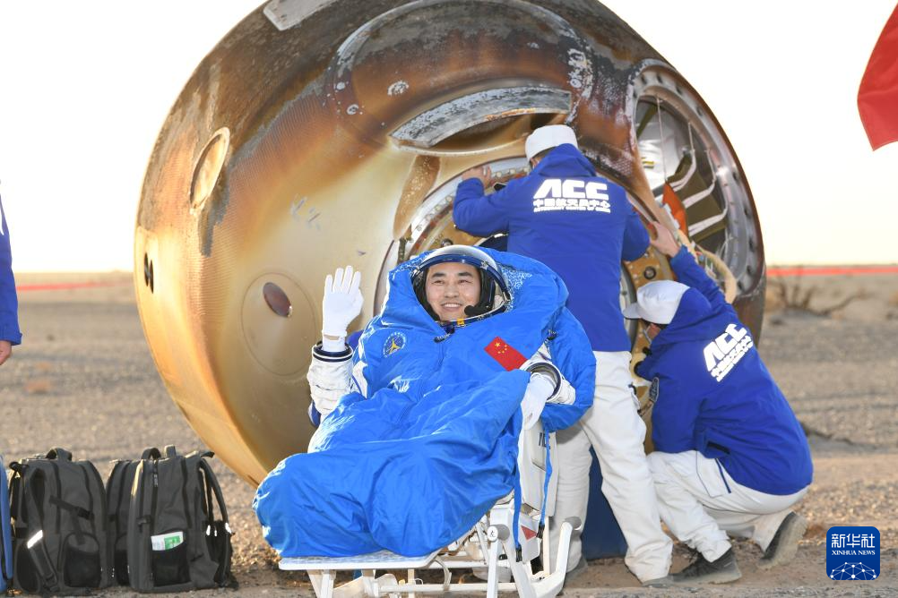 11月14日,载着神舟二十号航天员乘组的神舟二十一号载人飞船返回舱在东风着陆场成功着陆。这是航天员陈中瑞安全顺利出舱。新华社发(汪江波 摄)