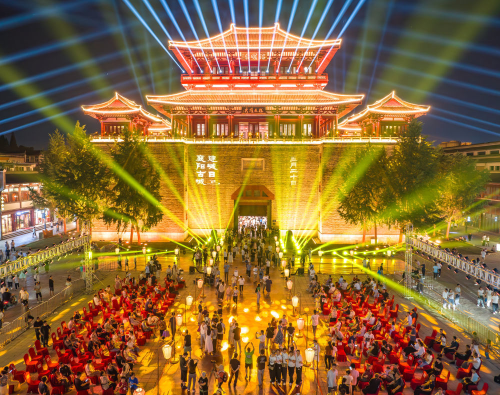 2025年5月20日，襄阳古城建城日活动在昭明台广场举行。（杨东 摄）