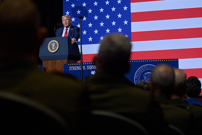 当地时间2025年9月30日,美国总统特朗普在弗吉尼亚州匡蒂科海军陆战队基地向高级军事指挥官发表讲话。 视觉中国