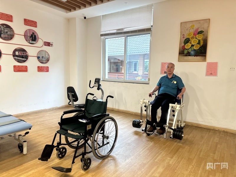 王金永在康复大厅进行康复训练(央广网记者 顾炀威 摄)