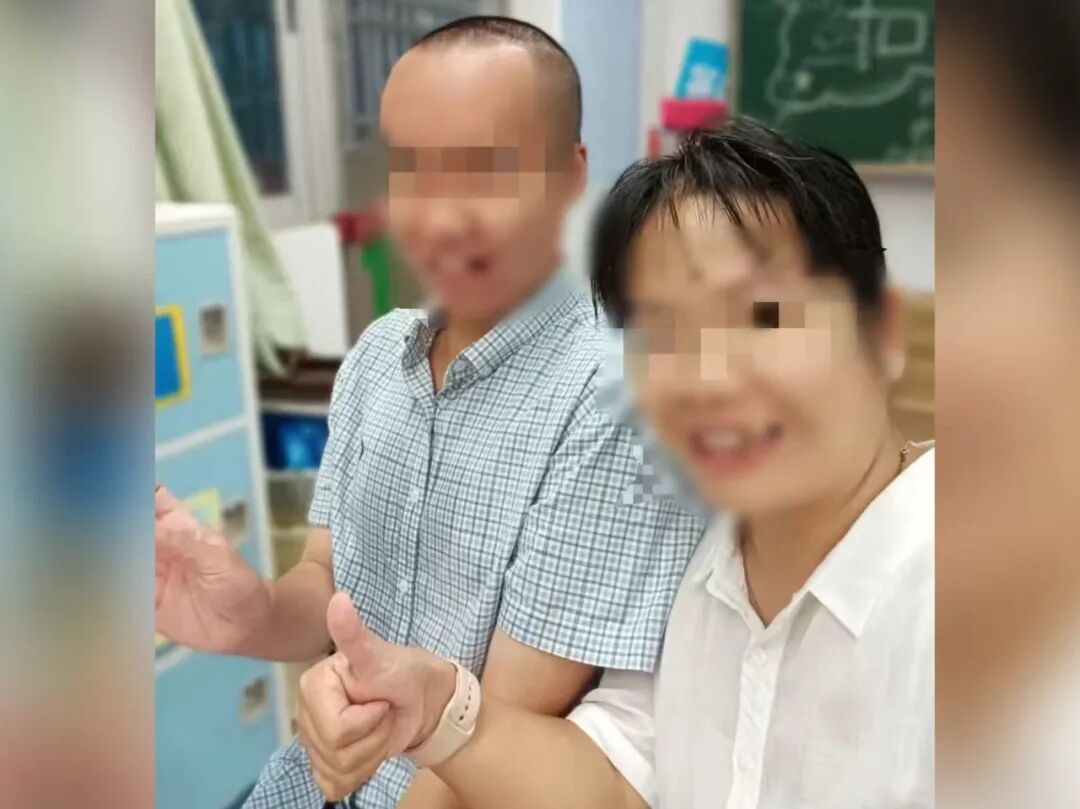 教師節(jié)李嘉去給中學(xué)老師送花