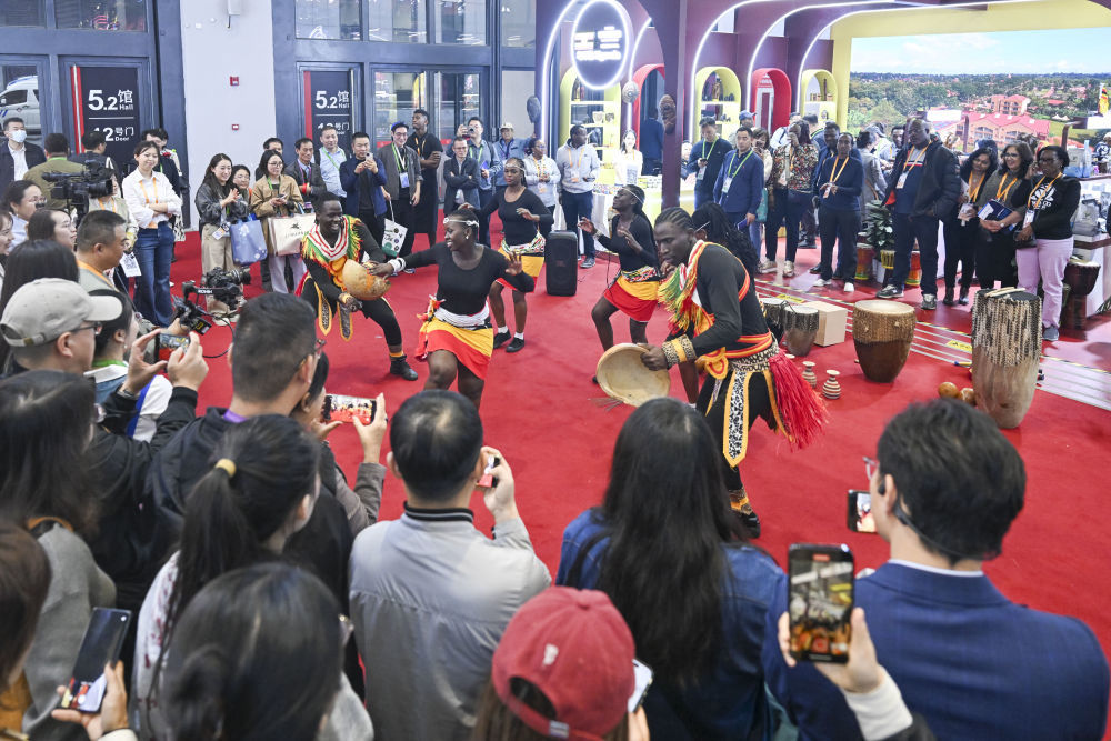 11月7日,乌干达表演者在第八届进博会国家展跳舞。新华社记者 陈浩明 摄