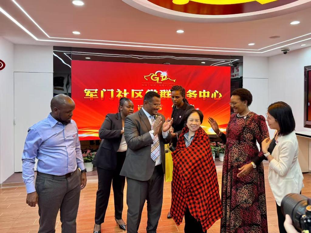 4月18日，在军门社区，奥马尔送给社区党委书记林丹从肯尼亚带来的礼物。新华社记者 邵艺博 摄