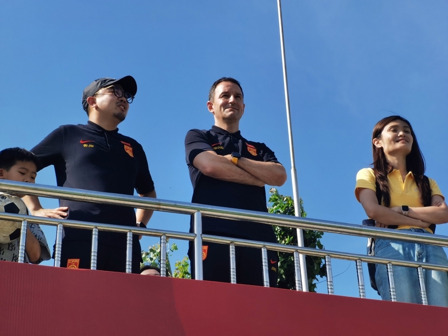 扬科维奇(中)同样是国足选聘主帅的当选者,但执教效果并不太好