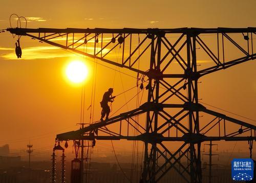 2024年8月6日，220千伏绍嘉输变电工程施工人员开展放线作业。新华社记者 翁忻旸 摄