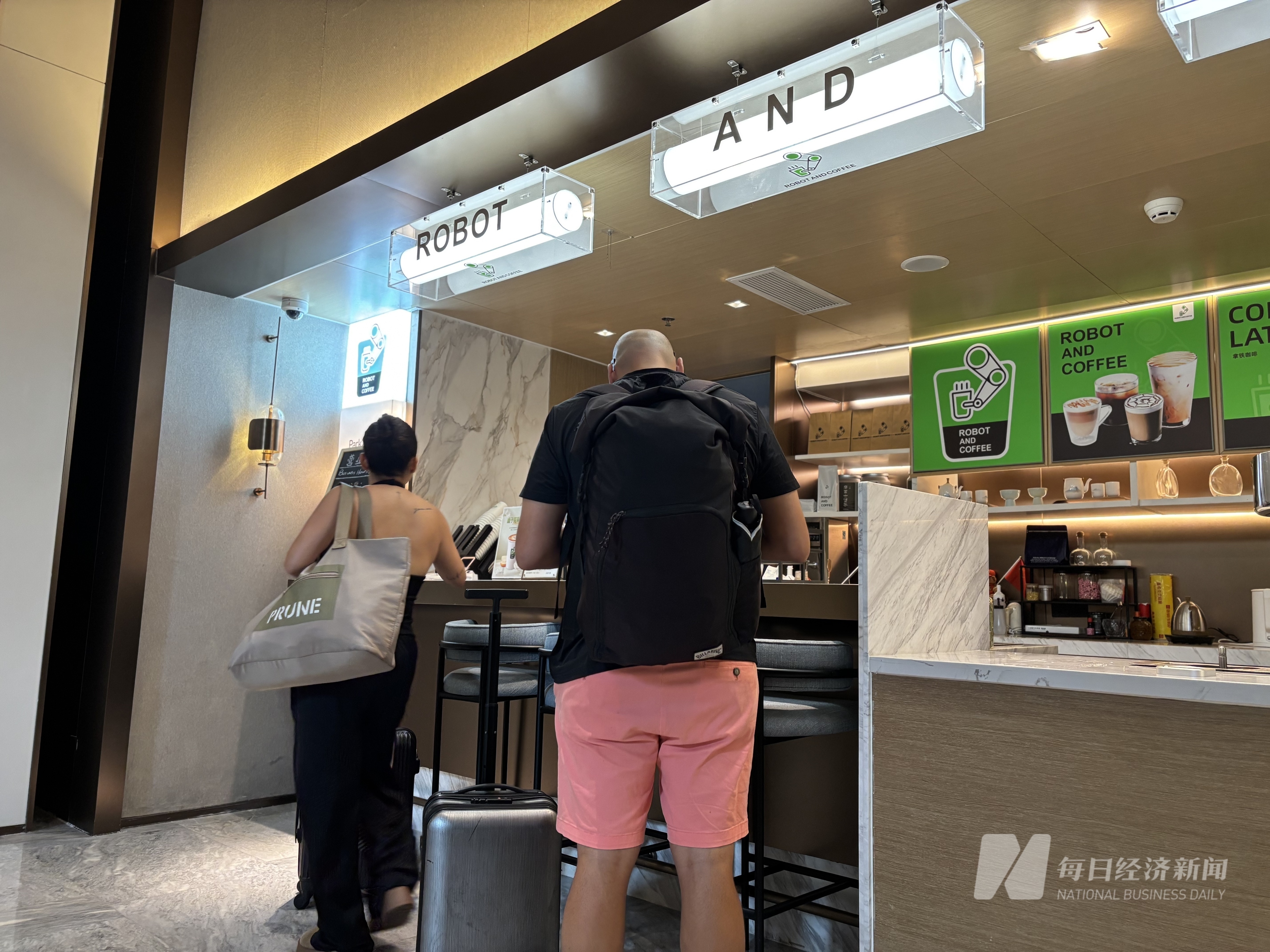 上海艺龙酒店的外国客人 图片来源:每经记者 舒冬妮 摄