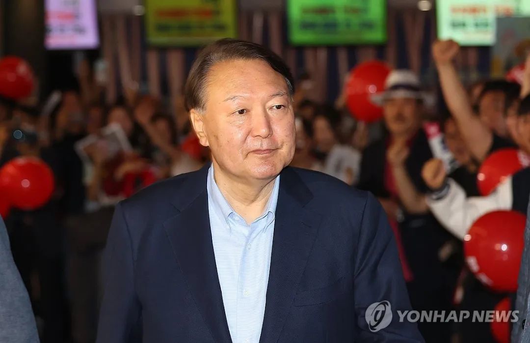 5月21日,在首尔MEGABOX影城东大门店,尹锡悦前来观看一部以选举舞弊为题材的纪录片。 韩联社