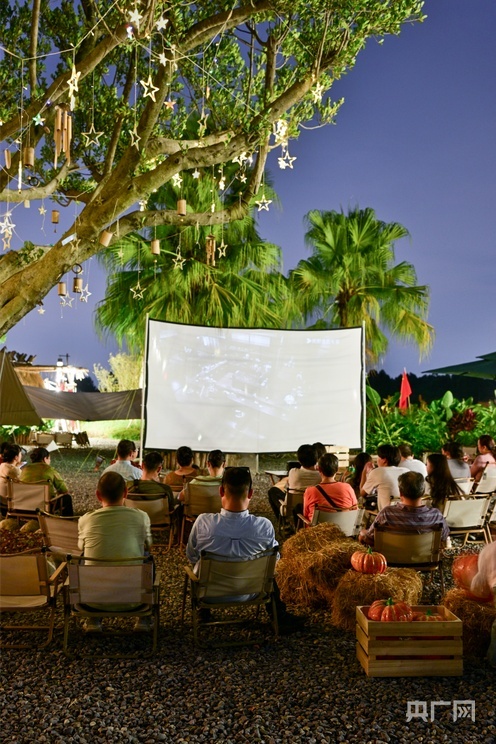 游客们在园区观看星空电影(央广网发 魏继才 摄)