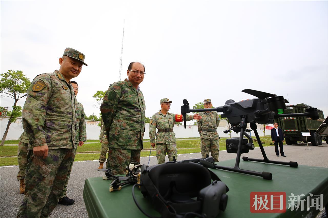 观摩武器装备1.JPG