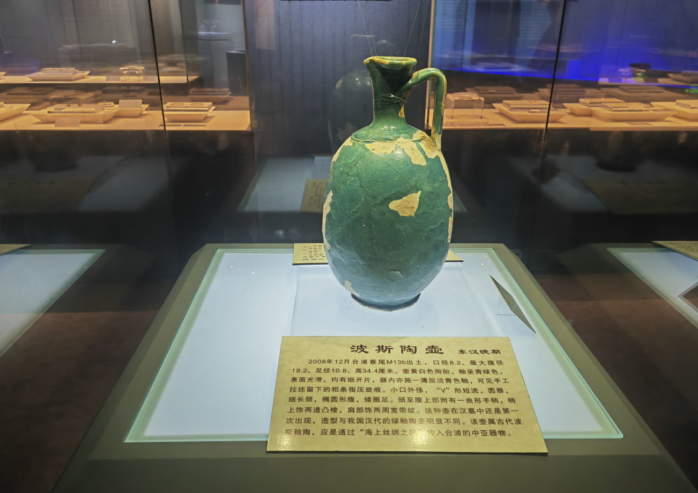 这是2024年6月在广西合浦汉代文化博物馆拍摄的东汉晚期波斯陶壶。新华社记者 黄浩铭 摄