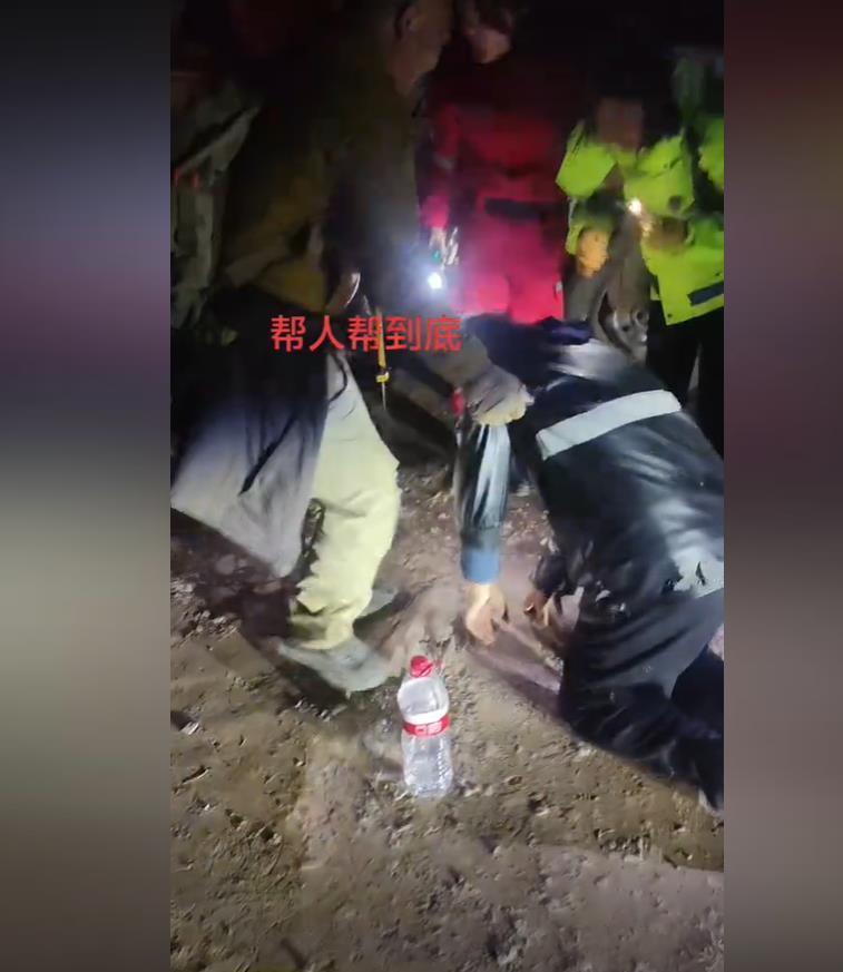 家属向救援人员跪谢(视频截图)