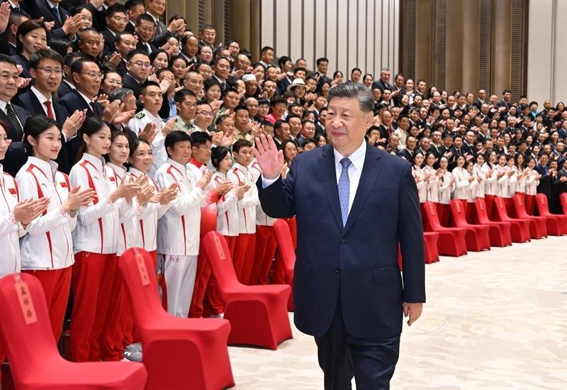 △2025年11月9日,习近平总书记在广东广州亲切接见全国群众体育先进单位、先进个人代表和全国体育系统先进集体、先进个人代表。