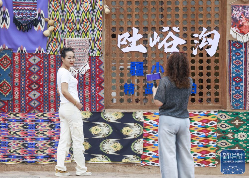 ↑ 5月4日,游客在新疆吐鲁番市鄯善县吐峪沟景区游玩。