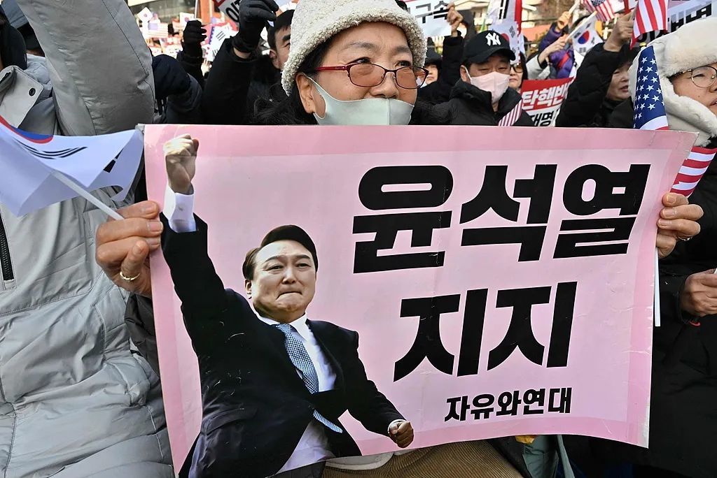 当地时间2025年1月1日，韩国首尔，被弹劾的韩国总统尹锡悦的支持者聚集在总统官邸外集结。图/视觉中国