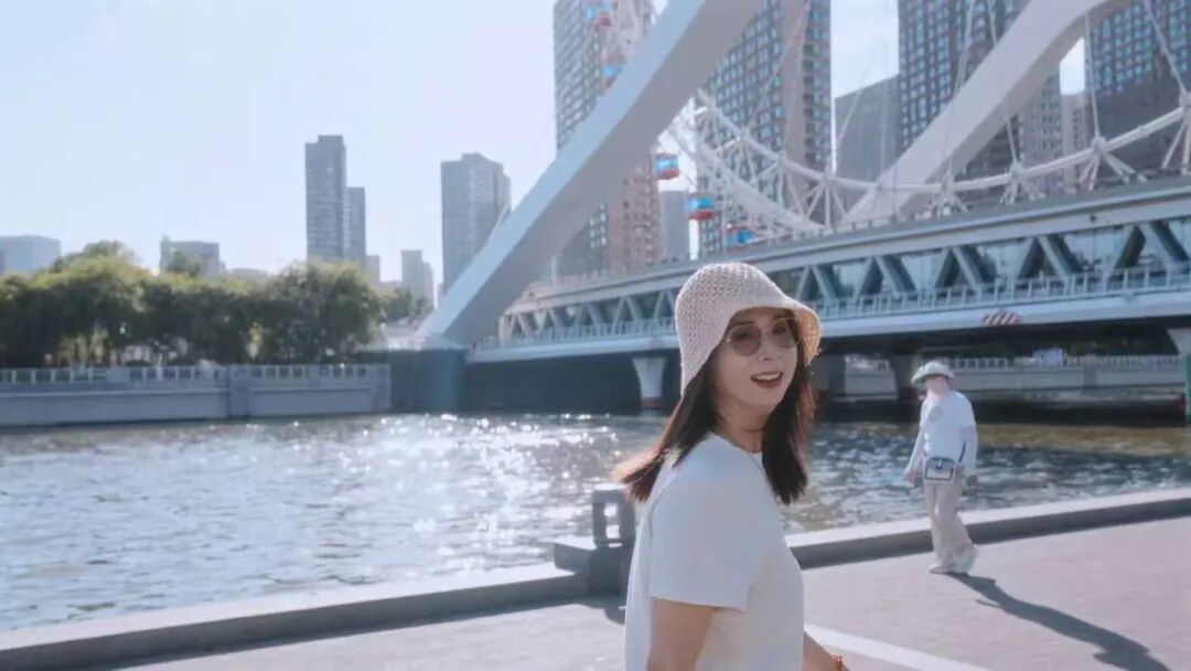 工伤行政诉讼案判决生效后,崔丽丽在“天津之眼”摩天轮附近接受媒体采访。(图/受访者供图)