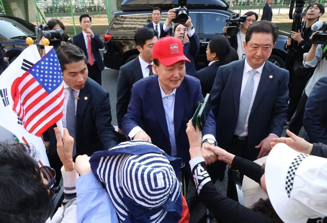 ◆尹锡悦戴上写有“MAKE KOREA GREAT AGAIN(让韩国再次伟大)”的帽子。