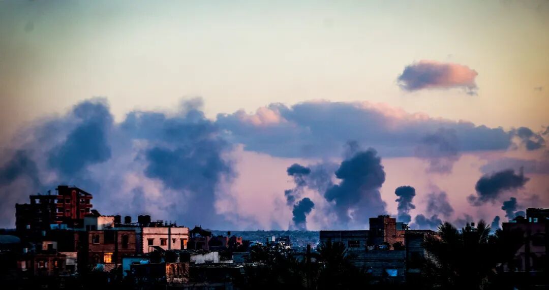 10月19日,加沙地带汗尤尼斯东部遭以色列袭击。图/视觉中国