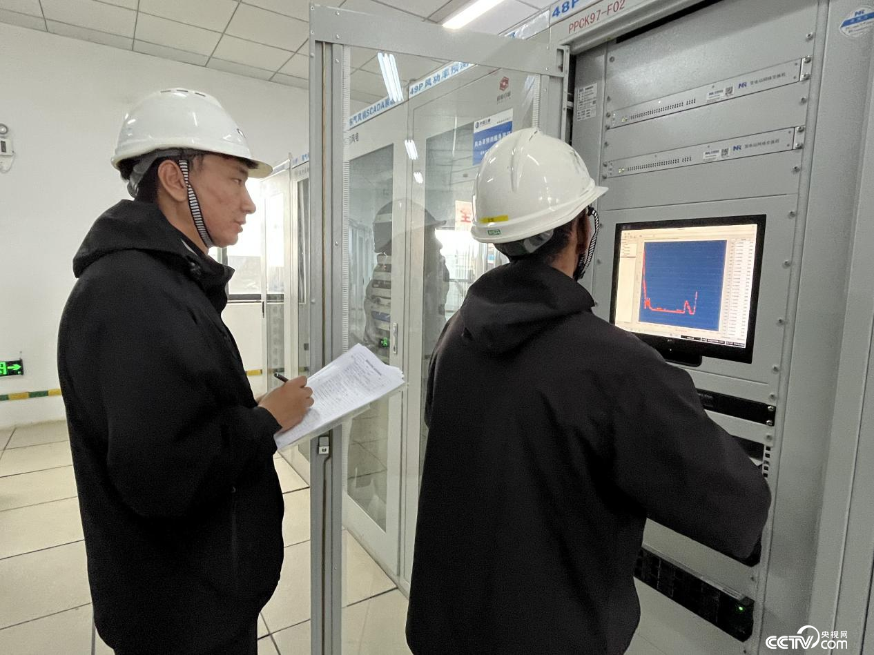 工作人员在巡检风电机组情况 （摄影 李婷婷）