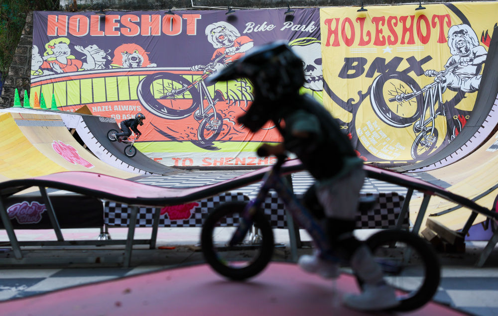 10月31日,在位于深圳福田区的HOLE SHOT骑行公园,小朋友们练习小轮车。新华社记者 胡星宇 摄
