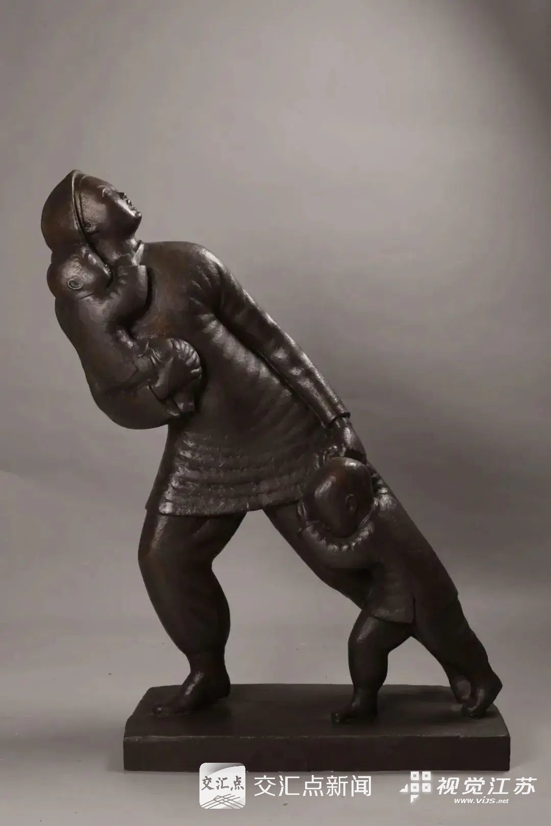 雕塑《轰炸》 滑田友 作