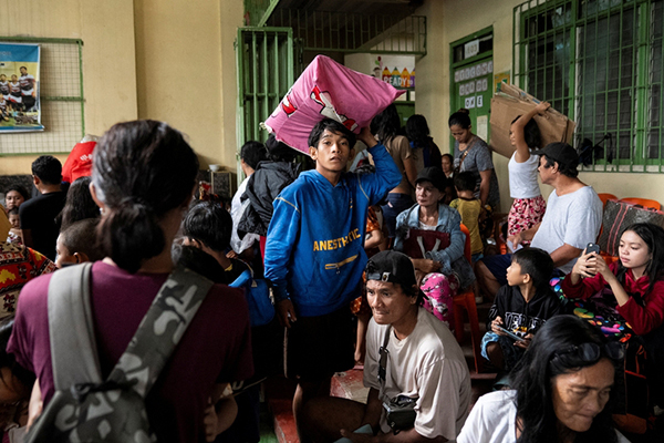 11日,菲律宾马尼拉,民众抵达疏散中心 IC photo