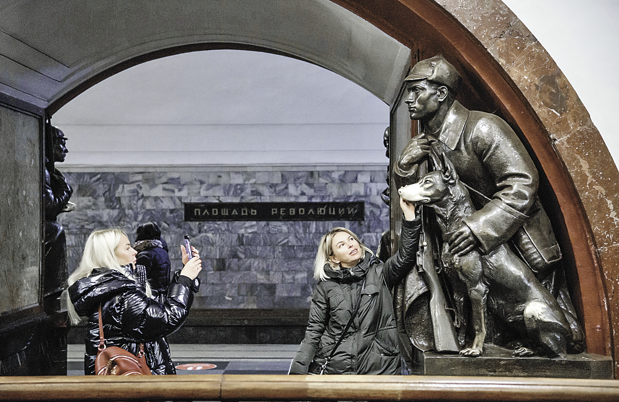 革命广场站雕塑群