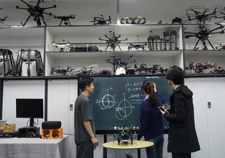 上海交大机器人研究所,是我国最早从事机器人技术研发的专业机构之一,主要在机器人学、工业机器人作业系统与装备自动化技术、生物医学机器人与生机电一体化技术等领域,开展研究和产学研合作。这是2023年11月24日,学生们在研究所的无人系统实验室讨论项目。