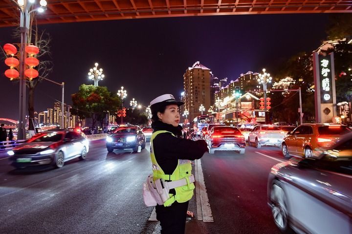 图为周庭婷在重庆南滨路上指挥交通。（受访者供图）
