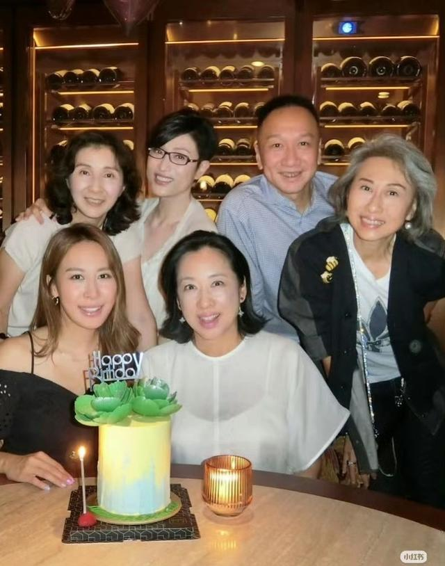 叶蒨文为67岁朱玲玲庆生，一头白发真实自然，两人年逾60仍显年轻