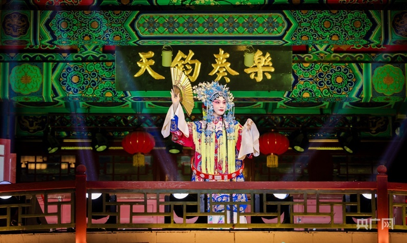 主题宣传活动中的戏曲表演（央广网记者 张强 摄）