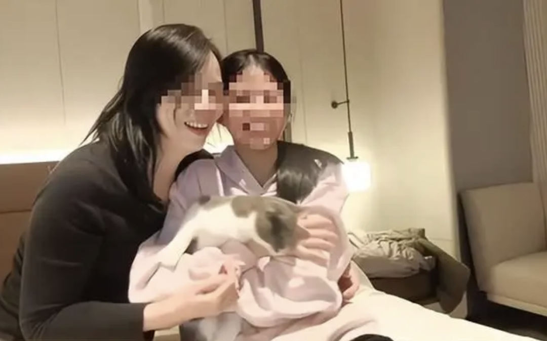 被害人潘某某(右)及母親 圖據網(wǎng)絡(luò )