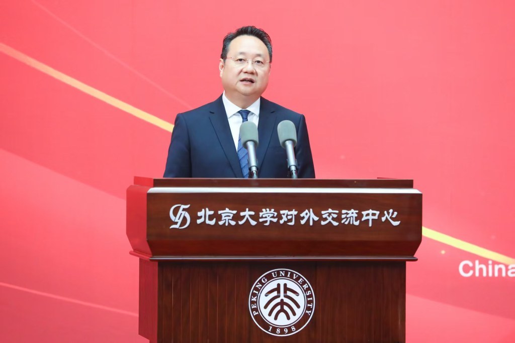 中央宣传部副部长王纲在研讨会上发表主旨演讲。主办方 供图