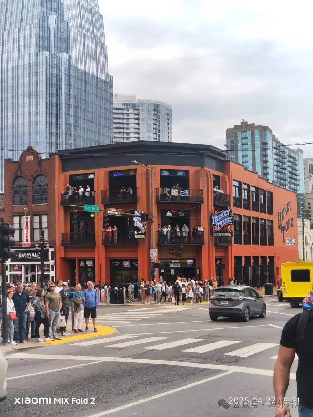 川普是怎么骗他的信徒的？ 他公开声称，美国是世界上唯一实行“出生国籍”（jus soli）的国家。 但事实恰恰相反：整个北美洲，包括加拿大和墨西哥，只要出生在当地就自动获得国籍。  南美洲更是绝大多数国家都实行同样的制度（请看下面的地图）。, image size:1000x1333