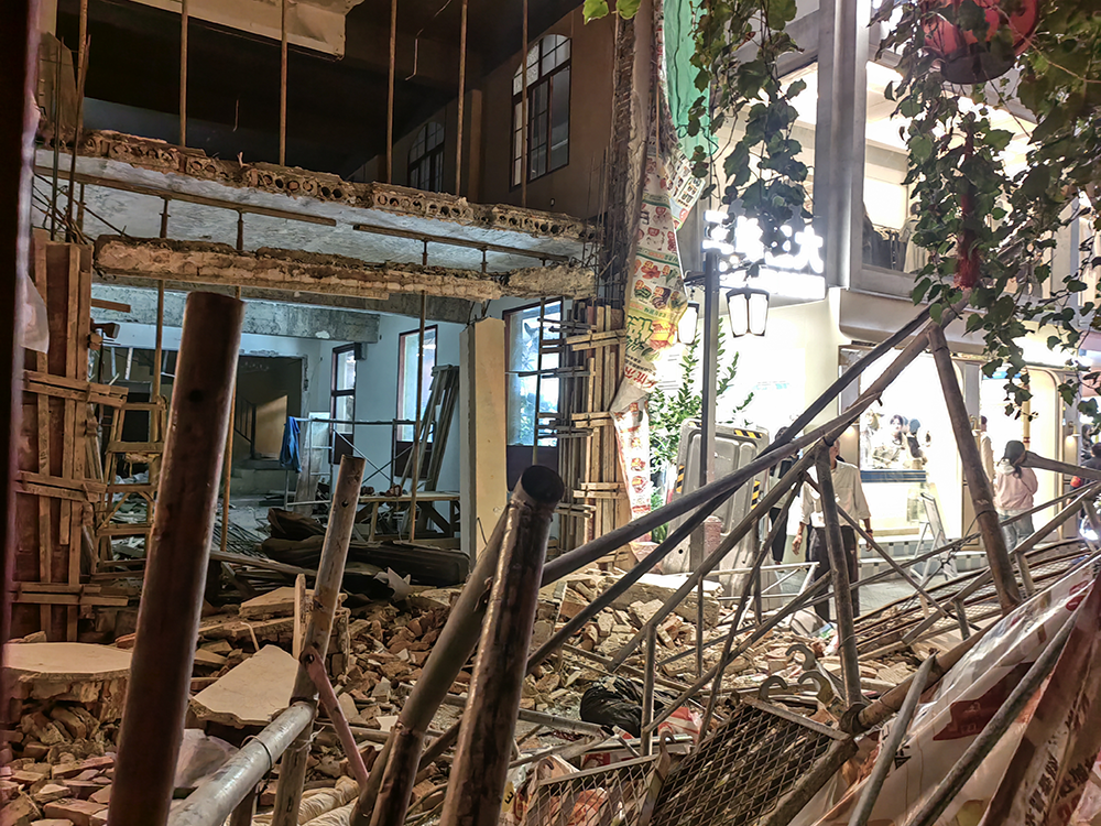 部分墙体连同脚手架一起垮塌后,露出了预制板结构的楼层。澎湃新闻记者 谭君 图