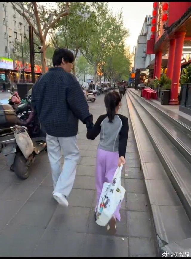 57岁伊能静英国被偶遇!五一带婆婆女儿度假,素颜皮肤好未见秦昊