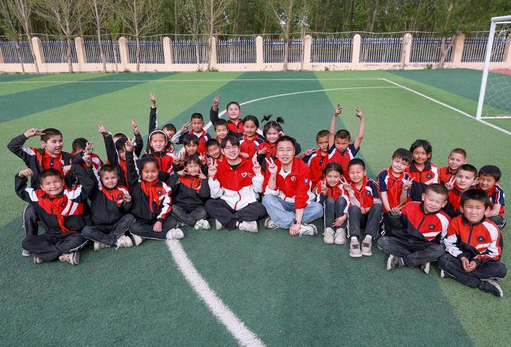 △2025年4月23日，在新疆克孜勒苏柯尔克孜自治州阿图什市哈拉峻乡谢依特小学，支教教师和学生们在一起。