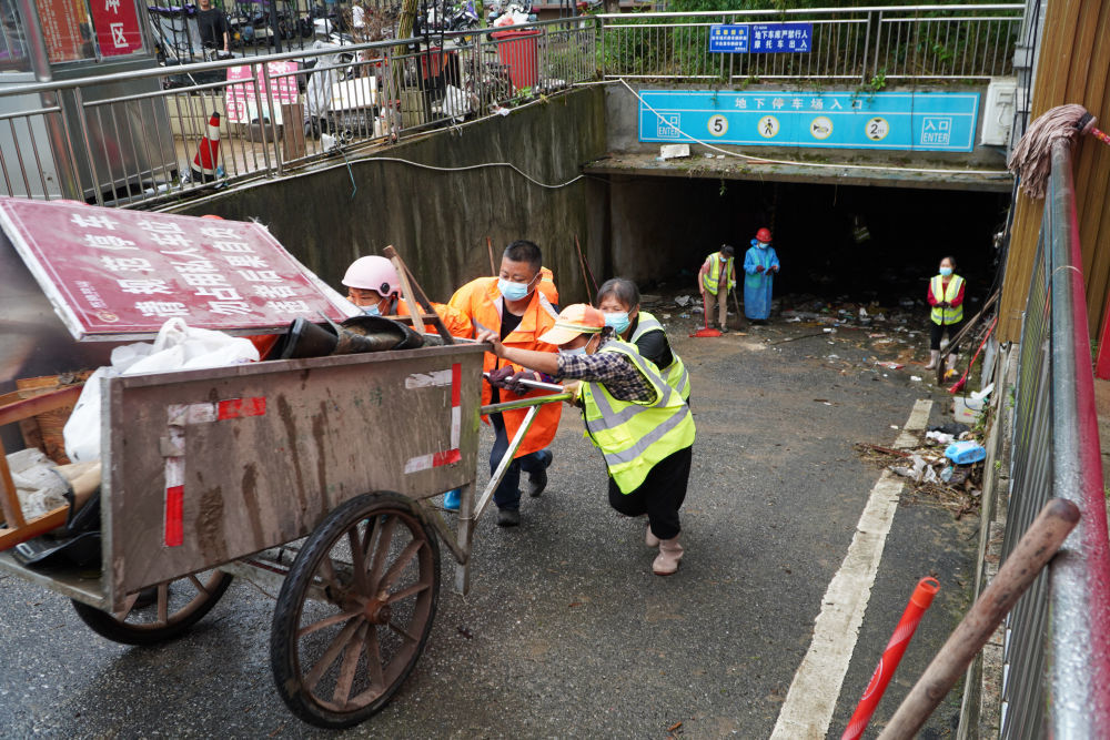 6月21日，龙山县环卫工人在清理垃圾。新华社记者 陈振海 摄