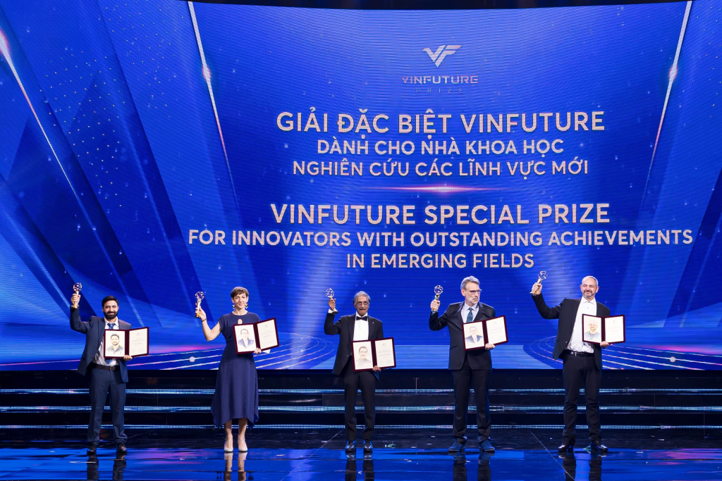 5位科学家摘得2025年度VinFuture Prize“新兴领域杰出成就创新者”特别奖,表彰他们在“可留种杂交水稻”研发中实现的革命性进展。