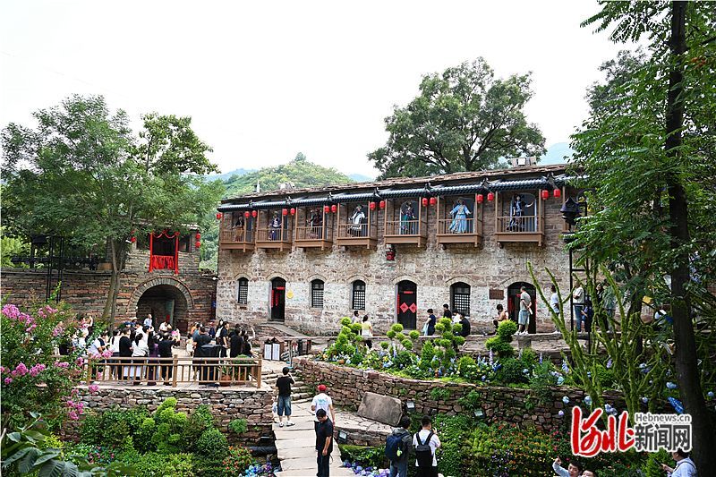 9月10日,游客在邢台市信都区英谈古寨观看沉浸式演出。图源河北新闻网